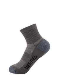 Chaussette cheville gris clair et gris foncé avec talon et pointe bleus, bord-côte côtelé, et logo « MERREL » sur le côté.