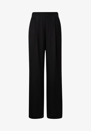 Zwarte broek met wijde pijpen en een gladde textuur, voorzien van een aansluitende tailleband en subtiele plooien. Eenvoudig ontwerp, zonder zichtbare hardware of patronen.