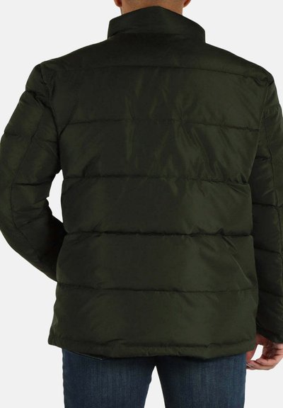 Giacca a piumino verde scuro con cuciture orizzontali, colletto alto e una superficie liscia. Cuciture visibili e vestibilità leggermente ampia.