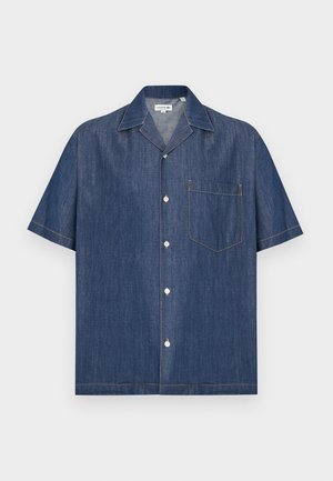 Korte mouw donkerblauw denim overhemd met knopen aan de voorkant, borstzak en puntkraag, getoond tegen een effen achtergrond.