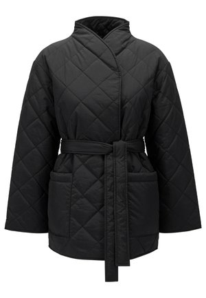 Chaqueta acolchada negra con cuello alto, mangas largas, cinturón delantero atado y dos bolsillos delanteros de parche, mostrada sobre un fondo blanco.