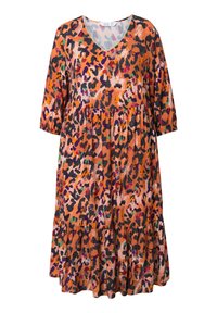 Vestido de estampado de leopardo con escote en V, mangas tres cuartos y falda en capas. La paleta de colores incluye tonos de naranja, negro y acentos en morado.