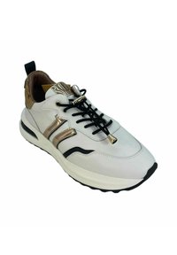 Sneaker bianco con upper in pelle liscia, accenti neri, strisce dorate e accessori decorativi per i lacci. Presenta una suola imbottita.