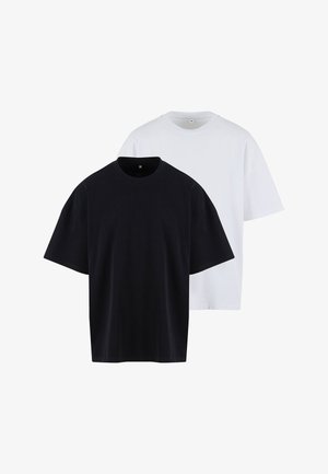 Deux t-shirts à manches courtes avec col rond en taille moyenne, un noir devant et un blanc derrière.