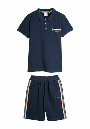 Marineblaues Polohemd mit gestreiftem Taschen-Detail und passenden Shorts mit bunten Seitenstreifen und Vordertaschen.