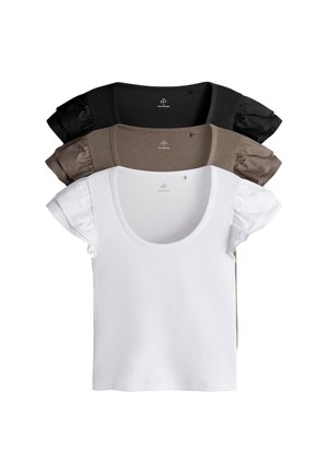 Trois hauts à manches courtes avec manches froncées, empilés en blanc, marron et noir, présentés sur un fond blanc.
