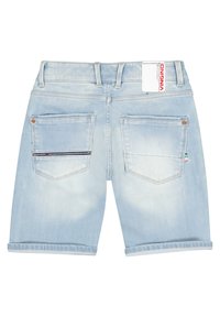 Shorts de denim azul claro con puños enrollados, dos bolsillos traseros con detalles y una etiqueta en la cinturilla. Textura suave en todo el conjunto.