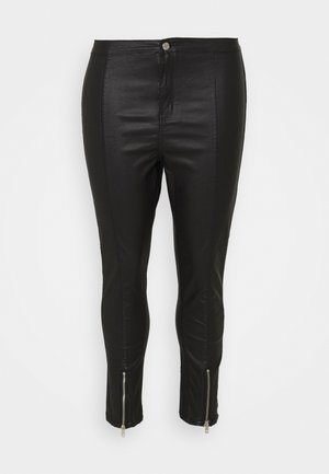 Pantalon slim noir en similicuir avec fermeture à boutons sur le devant et fermetures éclair aux chevilles.