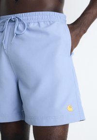 Carhartt WIP CHASE SWIM TRUNKS - Shorts da mare - charm blue/gold