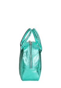 Borsa zip in metallo teal con due manici arrotondati, texture liscia, forma geometrica e dettagli di cucitura visibili.