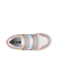 Kinderschuh mit pastellfarbenen Akzenten in Pink, Blau und Gelb, zwei grauen Klettverschlüssen und einem perforierten Zehendesign, von oben betrachtet.