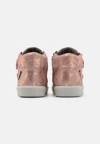 Rosa høye sneakers med metallisk glans, stjernemønster, to borrelåsremmer og grå gummisåler. Mykt fôr og teksturert overflate.