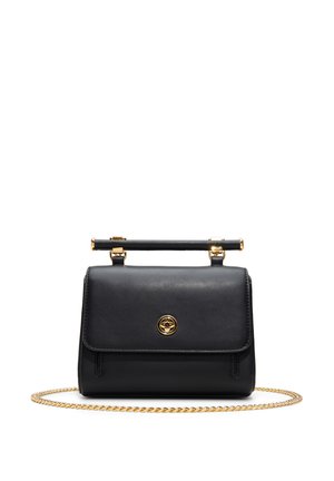 Schwarze Lederhandtasche mit einem goldenen Kettenriemen, einem oberen Griff und einem goldenen Emblem auf der Vorderseite. Sie zeichnet sich durch ein elegantes und strukturiertes Design aus.