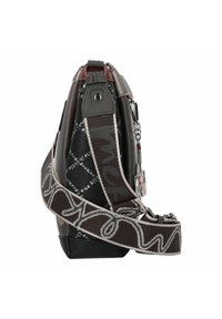 Schwarze synthetische Tasche mit geometrischem Design und grauen Akzenten. Verfügt über einen abnehmbaren Tragegurt und dekorative Beschläge an der Seite.