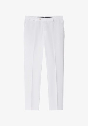 Witte op maat gemaakte broek met lussen voor riem, knoopsluiting aan de voorkant en zijzakken, weergegeven op een effen witte achtergrond.