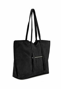 Sac fourre-tout en suède noir avec deux longues poignées, de forme rectangulaire, poche zippée à l'avant et texture lisse.