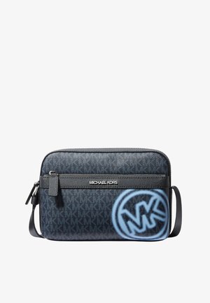 Granatowa torebka Michael Kors na ramię z czarną skórzaną lamówką przy suwaku, regulowanym paskiem, wzorem MK na całej powierzchni i dużym niebieskim logo MK z przodu.