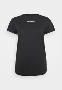 Camiseta negra de algodón con mangas cortas, cuello redondo y logotipo blanco de "new balance" impreso en el pecho. Textura lisa, ajuste casual.