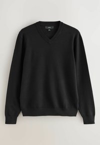 Czarny sweter w serek wykonany z miękkiego materiału. Posiada długie rękawy oraz ściągacze na mankietach i u dołu. Prosty design bez wzorów i ozdób.