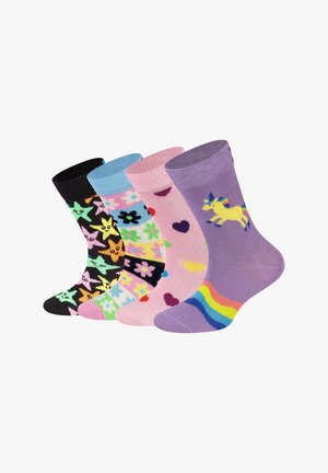 Set van vier paar katoenen sokken. Zwart met kleurrijke sterren, blauw met bloemmotieven, roze met harten en paars met een eenhoorn en een regenboog.