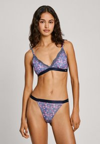 Modrasti komplet bralette in tangic s cvetličnim vzorcem, ki vključuje čipkast rob in mornarsko modre akcentne barve. Mehka tkanina, oblikovanje v obliki trikotnika in tanke naramnice.