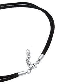 Colier din piele de nubuc neagră, cu două fire, accente din metal argintiu și închidere cu clips tip homar, având o extensie de lanț ajustabilă.