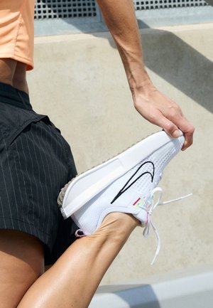Scarpe da camminata - white