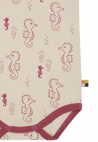 Helle beige Einteiler mit Seepferdchen-Motiven in Dunkelrosa und Lila. Zu den Merkmalen gehören kurze Ärmel, ein runder Halsausschnitt und Druckknöpfe am unteren Ende.
