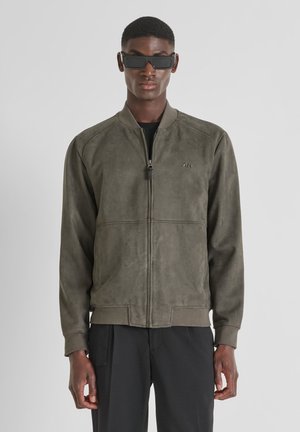REGULAR FIT IN STRETCH WITH LOGOED METAL BADGE - Bomberjacks - taupe