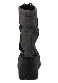 Bota impermeable gris con parte superior de tela texturizada, acentos negros y suela de goma. Cierre de cremallera en la parte trasera para mayor facilidad al ponérsela.