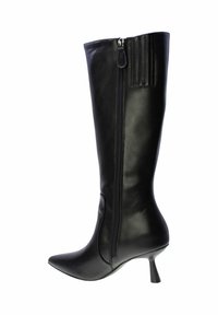 Stivale nero in pelle fino al ginocchio con punta appuntita, tacco a spillo e cerniera laterale. Presenta dettagli testurizzati sulla parte superiore.