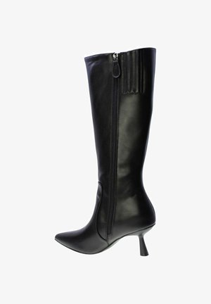 Stivale in pelle nera alto fino al ginocchio, con punta affusolata, caviglia slim, zip laterale e tacco basso a cono. Presenta dettagli con cuciture verticali.