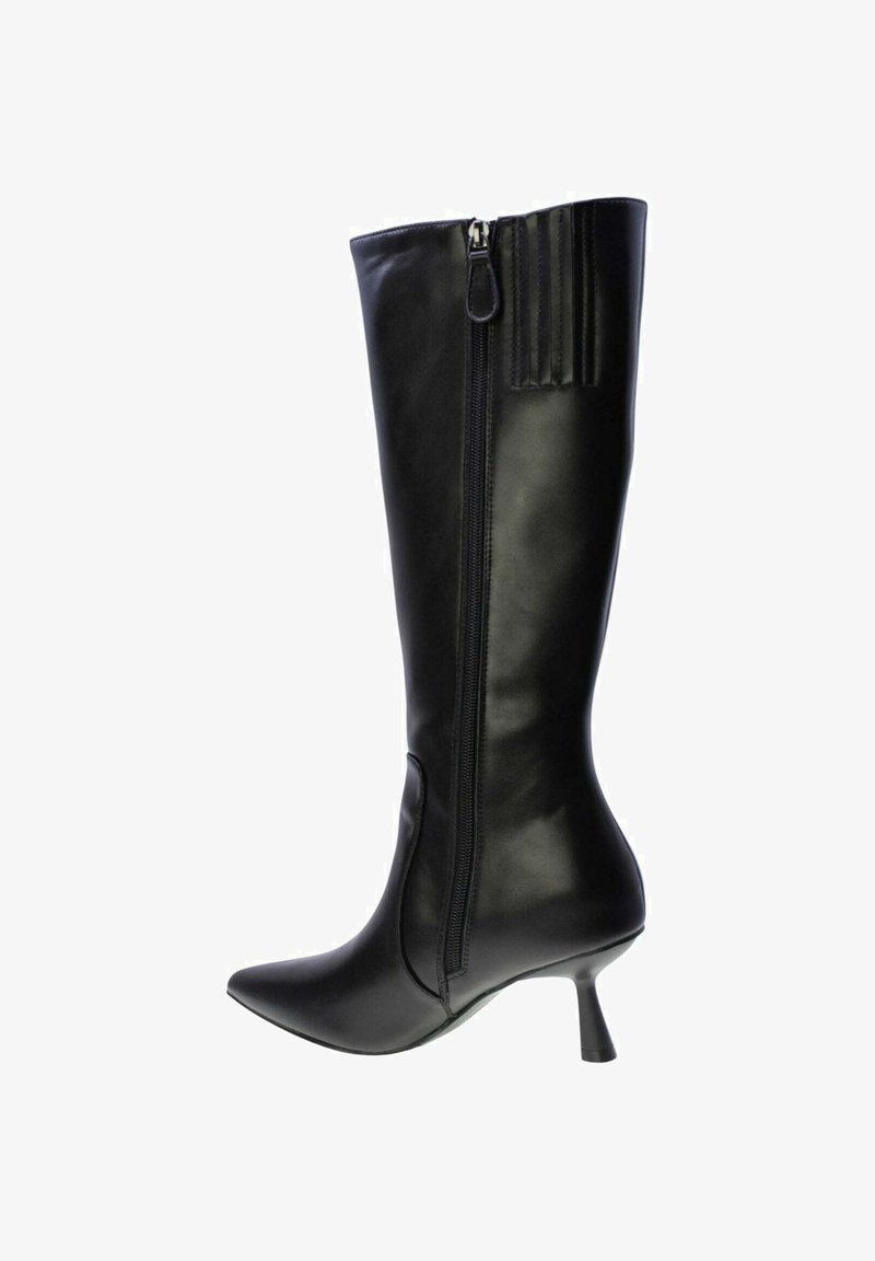 Stivale nero in pelle fino al ginocchio con punta appuntita, tacco a spillo e cerniera laterale. Presenta dettagli testurizzati sulla parte superiore.