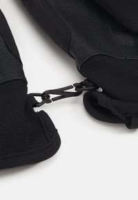 Svart teksturert stoff med krokodillemønster, med en svart lås og glatt overflate. Designet er slankt og praktisk.