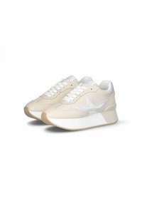 Sneakers in pelle beige con suola in gomma bianca e design con lacci. Presentano un accento a forma di stella argentata e un pannello laterale testurizzato per i dettagli.