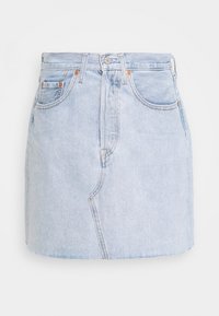 Jupe en denim bleu clair avec design à cinq poches, fermeture éclair sur le devant et passants pour ceinture. Présente une coupe droite et une texture subtilement délavée.
