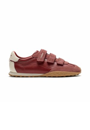 Zapatilla baja burdeos con tres tiras de velcro, suela de goma texturizada y detalle blanco en el talón con la marca.