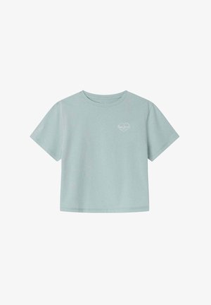 Camiseta de algodón verde claro con cuello redondo, mangas cortas y un pequeño logo de corazón en blanco en el área del pecho izquierdo.
