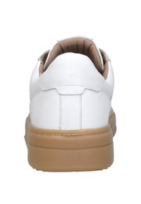 Weißer Ledersneaker von hinten gesehen mit gepolstertem Kragen und dicker, hellbrauner Gummisohle vor weißem Hintergrund.