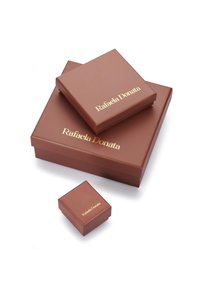 Braune Geschenkkartons in verschiedenen Größen, mit glatter Oberfläche und einem goldenen Folienlogo: "Rafaela Donata" auf der Vorderseite jedes Kartons.