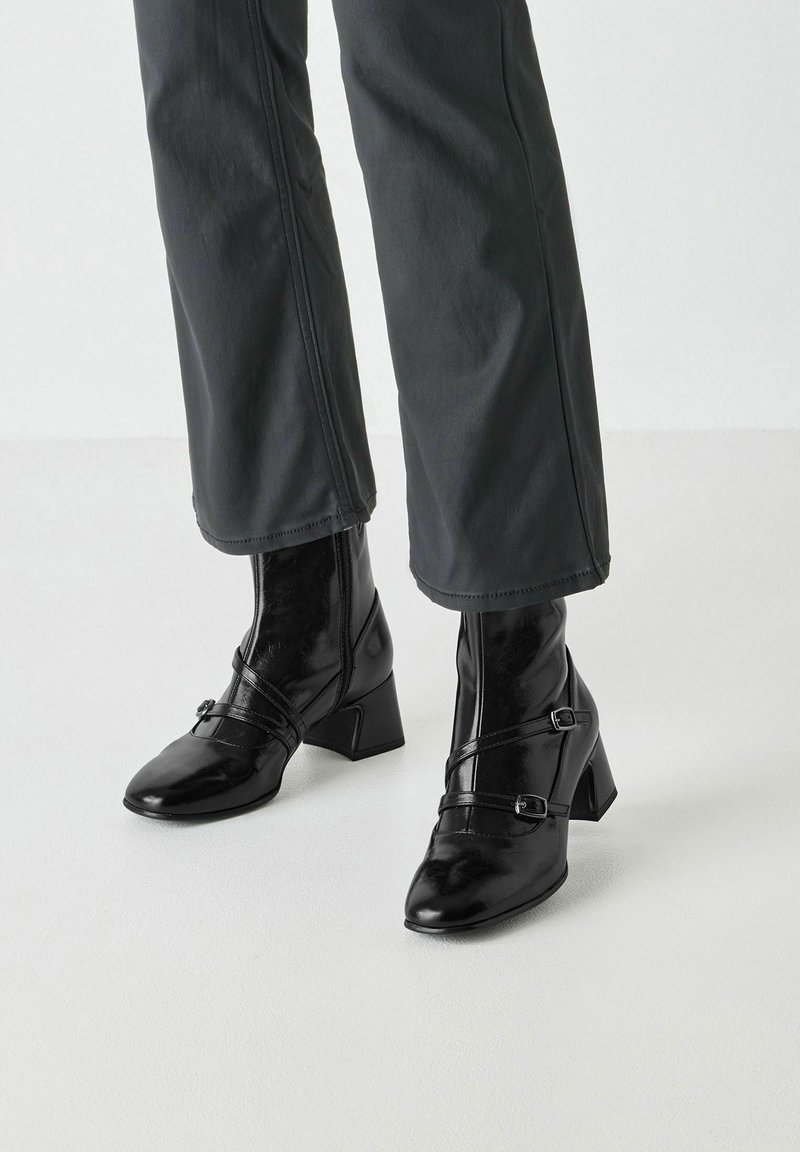 Tamaris Cowboy/biker ankle boot - black