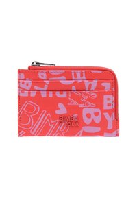 Jasnoczerwony portfel na zamek błyskawiczny z różowym wzorem tekstowym, z wytłoczonym nazwiskiem marki "BIMBA Y LOLA"; gładki materiał i kompaktowy design.