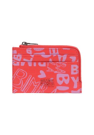 Jasnoczerwony portfel na zamek błyskawiczny z różowym wzorem tekstowym, z wytłoczonym nazwiskiem marki "BIMBA Y LOLA"; gładki materiał i kompaktowy design.