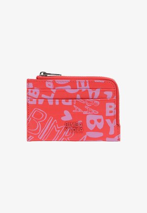 Jasnoczerwony portfel na zamek błyskawiczny z różowym wzorem tekstowym, z wytłoczonym nazwiskiem marki "BIMBA Y LOLA"; gładki materiał i kompaktowy design.