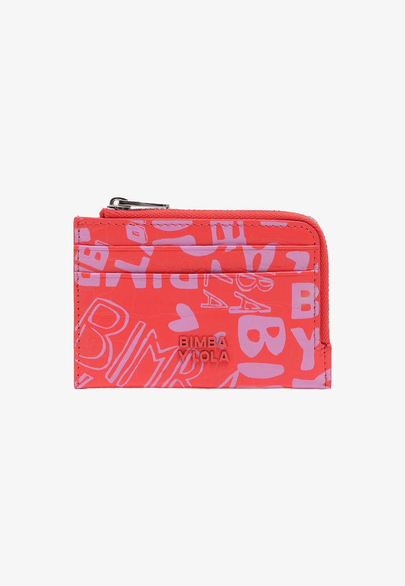 Jasnoczerwony portfel na zamek błyskawiczny z różowym wzorem tekstowym, z wytłoczonym nazwiskiem marki "BIMBA Y LOLA"; gładki materiał i kompaktowy design.