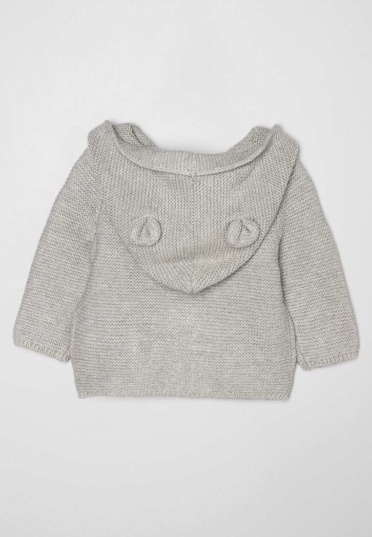 Suéter de punto gris con capucha, que presenta un tejido texturizado, mangas largas y acentos redondeados en la parte posterior. Diseño sencillo y acogedor.