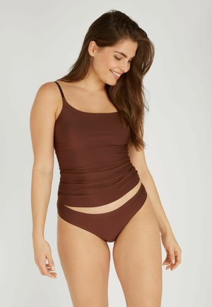 Bruin twee-delige badset bestaande uit een mouwloos topje met geraffineerde stof en een bikini onderstuk met uitgesneden details. Soepele textuur.