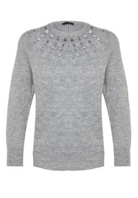 Grauer Strickpullover mit rundem Hals, langen Ärmeln und dekorativen silbernen Verzierungen an den Schultern.