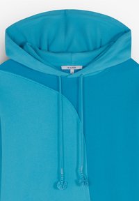 Blauwe hoodie met een uniek colorblock ontwerp, gemaakt van zachte stof, met verstelbare trekkoorden en een ontspannen pasvorm.