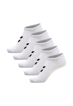 Pięć par białych skarpetek do kostki z czarnymi skośnymi paskami po bokach, ułożonych w przesuniętym rzędzie na białym tle.